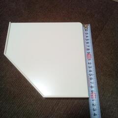 角に付けられるプラスチック棚