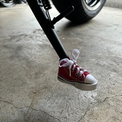 バイクスタンドスニーカーの画像