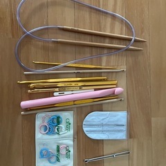 【決定】様々な毛糸と編み棒の画像