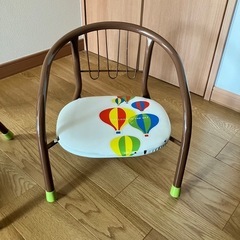 [商談済]ベビー用の椅子二脚と乗用玩具の画像
