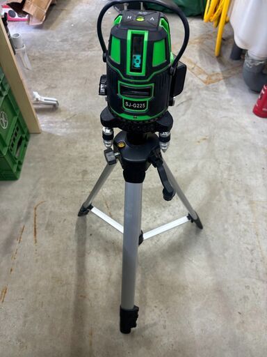グリーンレーザー墨出し器　高さ調整三脚付き