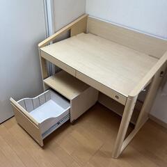 学習机と椅子の画像