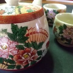 華やかな柄の急須と茶碗×5　来客用の画像