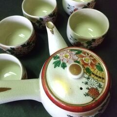 華やかな柄の急須と茶碗×5　来客用の画像
