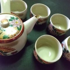 華やかな柄の急須と茶碗×5　来客用の画像