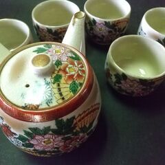 華やかな柄の急須と茶碗×5　来客用の画像