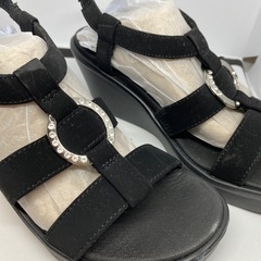 新品未使用　スケッチャーズ  黒厚底サンダル　24㌢の画像