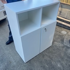 2列3段 木製キャビネット 扉付き 鍵付き  アジャスター付き 幅800×奥行420×高さ1067mm セルボ  
ホワイトの画像