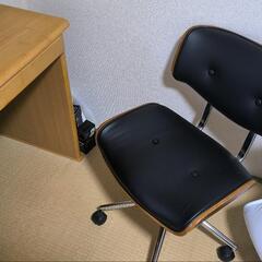 机と椅子のセットの画像