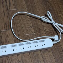 美品☆IKEA 電源タップ 6個口 スイッチ付き アース無 ホワイト 1.5 mの画像