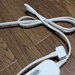 美品☆IKEA 電源タップ 6個口 スイッチ付き アース無 ホワイト 1.5 mの画像