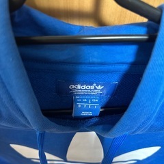 adidasパーカーの画像