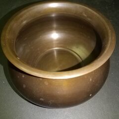 銅製　壺　銘は読み取れず