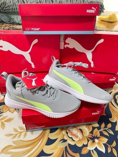 PUMAスニーカー