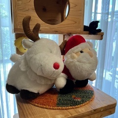 サンタとトナカイのぬいぐるみの画像