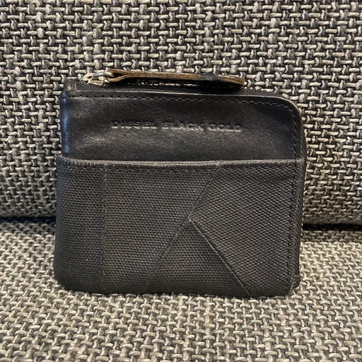 ディーゼルブラックゴールド　黒 ジッパー付き財布 メンズ 二つ折りではありません