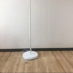 IKEA フロアランプ　ホワイト　間接照明の画像
