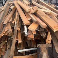 小屋を解体した廃材差し上げます。 薪などにいかがですか。