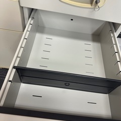 【ジャンク扱い】2台キャスター付きキャビネットの画像