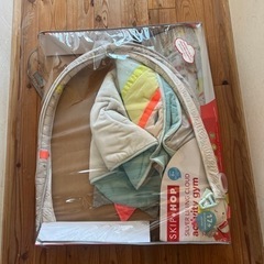 ベビー用品　0歳から使えるプレイマット　おもちゃのガーランドつき