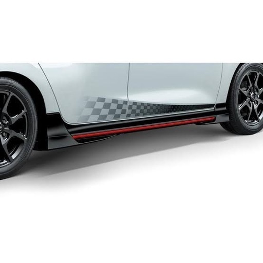 ヤリス　GRサイドスカート