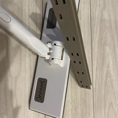 立つフローリングワイパーの画像
