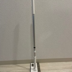 立つフローリングワイパーの画像