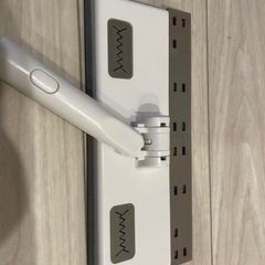 立つフローリングワイパーの画像