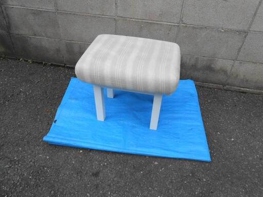 【配送出来ます】完売品 MOMO NATURAL モモナチュラル 可愛いスツール （近くなら配送も可能です。宅配もお問合せ下さい）