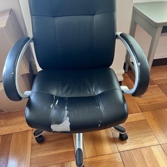 無料！座り心地のよいオフィスチェア　少し破れ有の画像