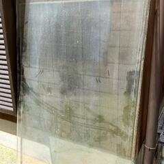 窓ガラスサイズの透明ガラスの画像