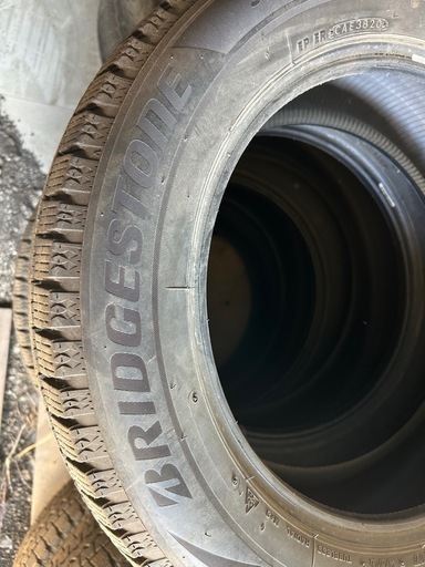 タイヤ　BRIDGESTONE  BLIZZAK  VRX2 215/60  R17   2020年製  冬タイヤ　4本