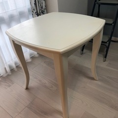 IKEAテーブル