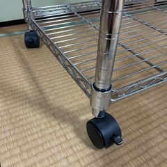 アイリスオーヤマ　メタルラック　4段　ローラー付きの画像