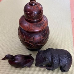 木彫りの熊、カモ、壺