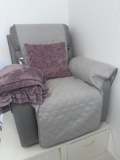 リクライニングチェア　ソファー　グレー 布地 紫色クッション　電動リクライニング