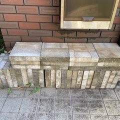 コンクリートブロック(平板)35枚、数枚ヒビ割れあり