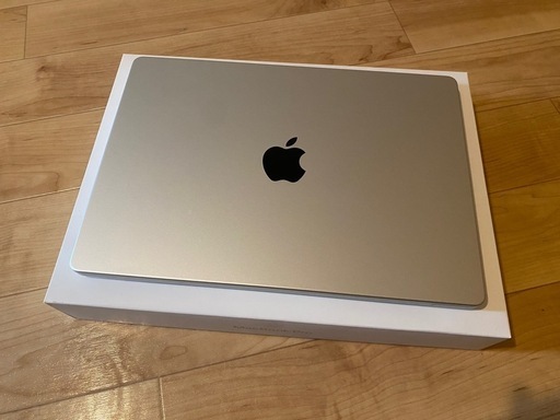 MacBook M1MAX 1年使用 使用感あり BaseQi 専用ケース付属