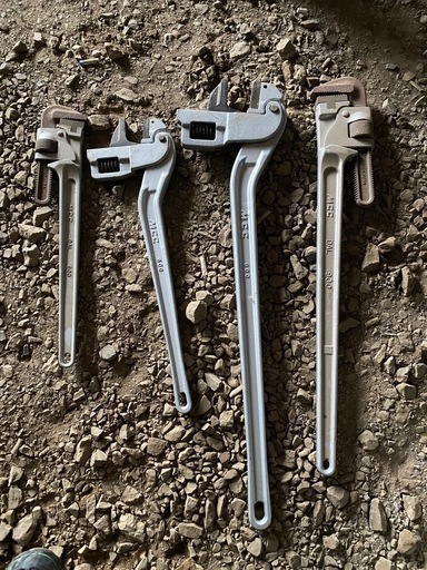 コーナーレンチとパイプレンチ　2本ずつ