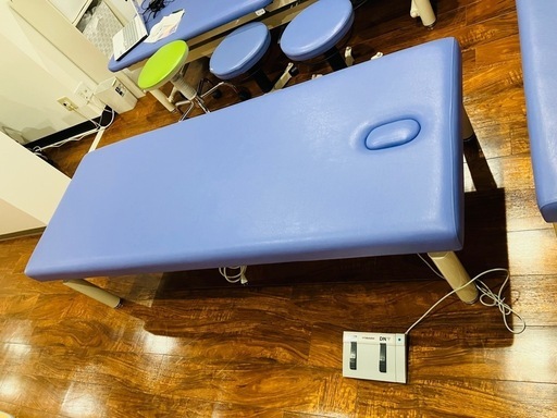 治療ベッド　マッサージベッド　高田ベッド　有孔　昇降式