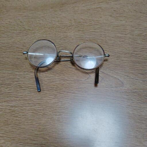 明治時代　レトロなおじいさんのメガネ