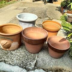 大きな植木鉢素焼き3個　プラスチック2個