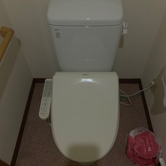 激安ウォシュレット取り付け工事セット　福岡県の水道屋さんルンルンです　当社は出張費、基本料金などございません　お支払いは作業料金と交換した部品代のみ　部品の持ち込みもOKです！　だからボッタクリ無し！安い！安心！ルンルンです - 春日市