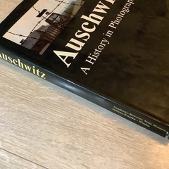 Auschwitz: A History in Photographs　used アウシュヴィッツ　写真集　0253355818の画像