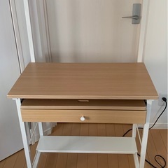パソコンデスクの画像