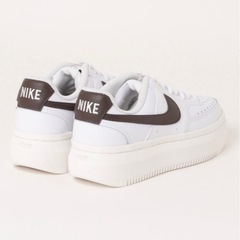 NIKE アルタ　スニーカーの画像