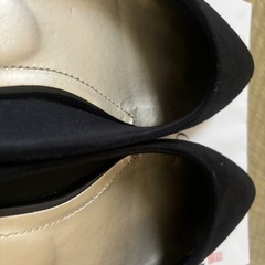 パンプス 黒  スエード素材 の画像