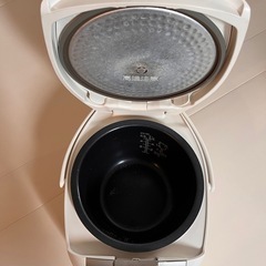 【差し上げます】東芝炊飯器5.5合炊き&未使用天ぷら鍋の画像