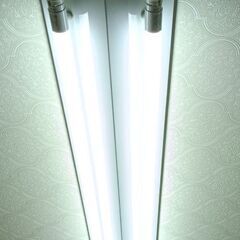 LED蛍光灯（蛍光灯本体→中古品・LED→１０本新品）　５灯セット（￥１２.５００円税込）売ります！ バラ売り可！１本￥２.５００円　ガレージ・倉庫・家にLEDを付けてみませんか？早い者勝ち！！の画像