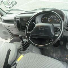 H.28年 トヨタ トヨエース 1.45t平 ディーゼル5MT ホワイト  ディーゼル　総重量3,455㎏　バイザー　フォグランプ　スチール荷台　集中ドアロック　エアバック　検付き1年　　16979の画像